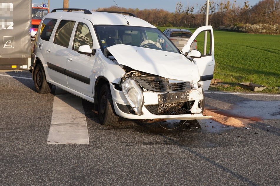 Nach dem Unfall traten aus dem weißen Dacia Logan Betriebsstoffe aus, die die Einsatzkräfte binden mussten.