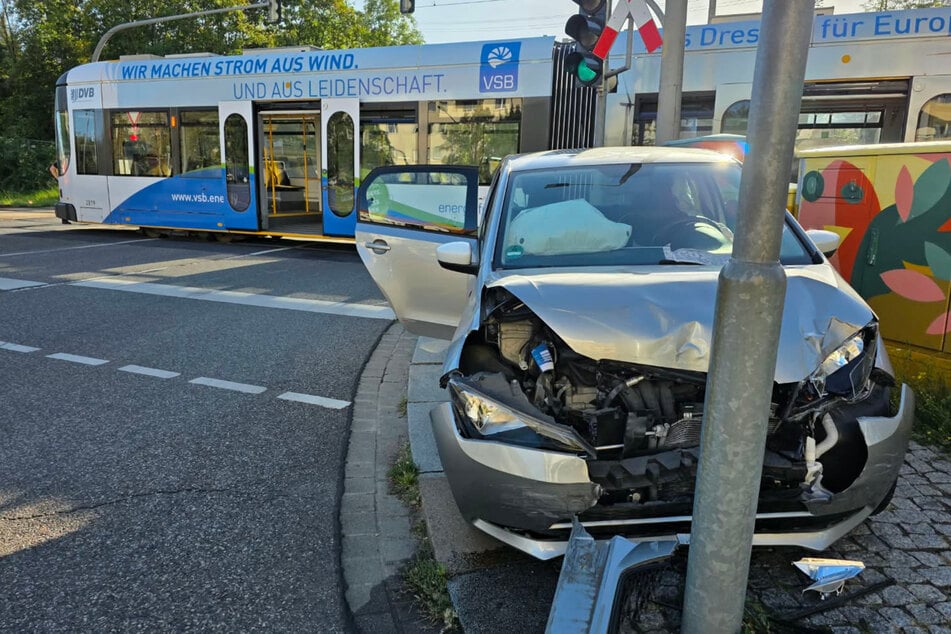 Der Seat war in einen Laternenmast gekracht.