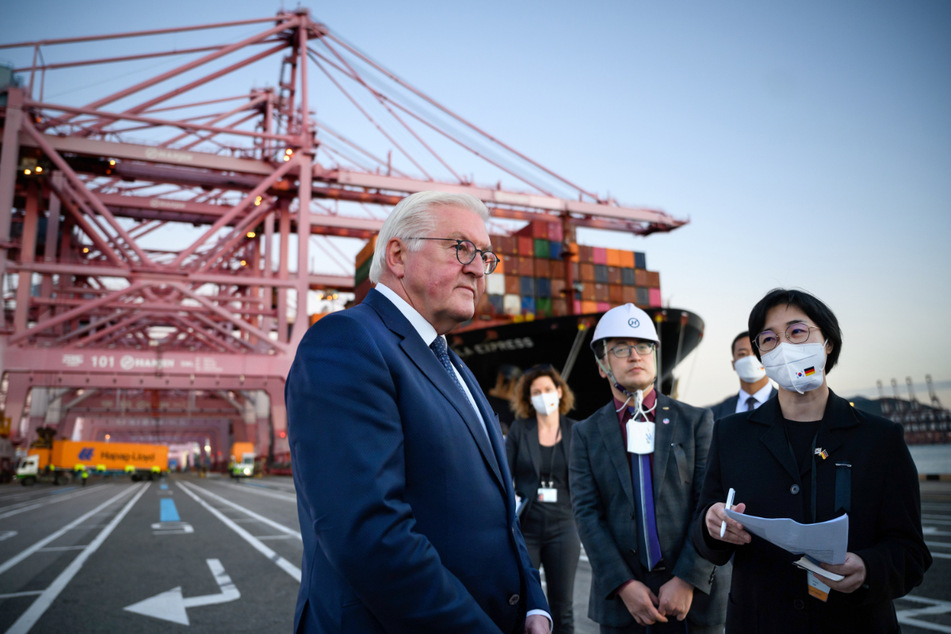 Frank-Walter Steinmeier (66) besucht den Busan Newport International Terminal, einen der größten Container-Häfen der Welt.