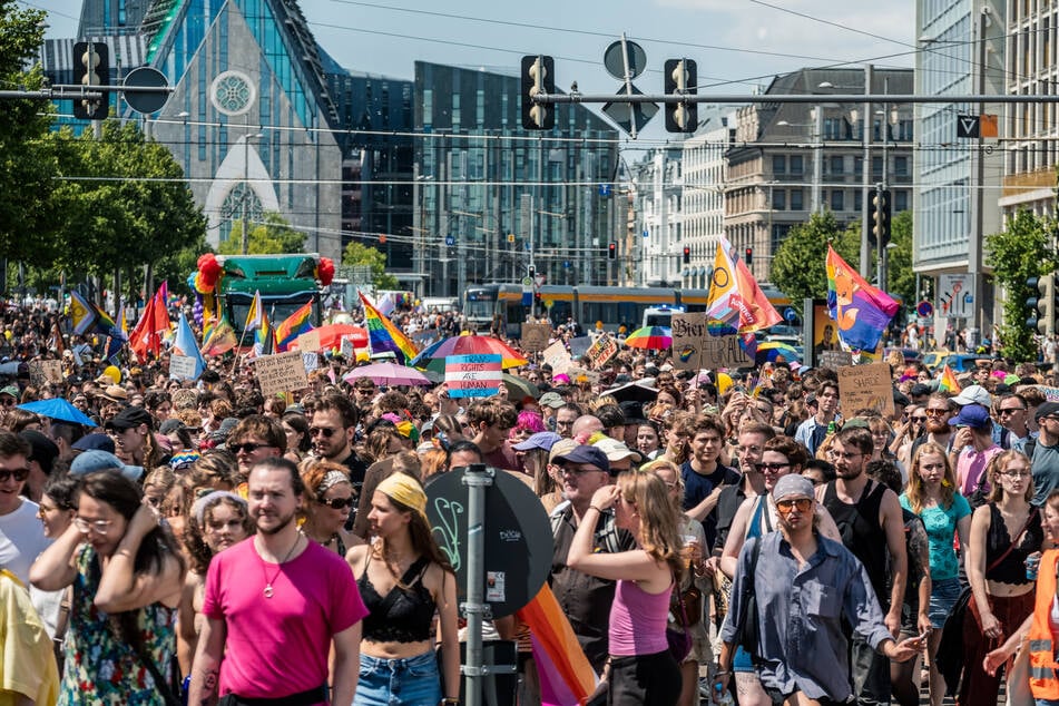 Knapp 20.000 Menschen zogen am Samstag beim Christopher Street Day durch Leipzig.