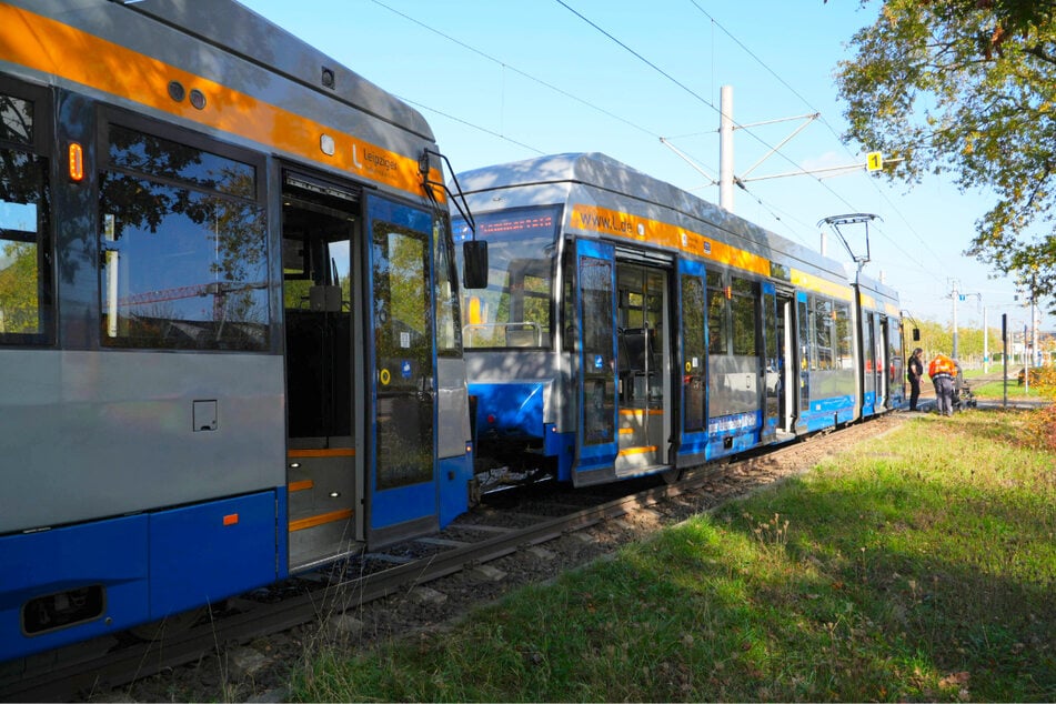 In der Straßenbahn wurden zwei Personen infolge der Gefahrenbremsung verletzt.