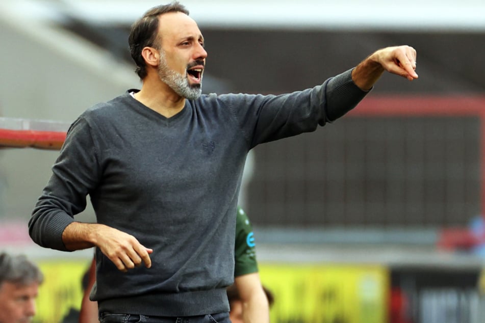 VfB-Trainer Pellegrino Matarazzo (43) gibt von der Seitenlinie Befehle.