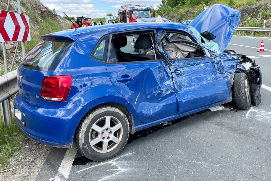 Der Autofahrer (60) hat bei dem Zusammenstoß schwere Verletzungen erlitten, sein Wagen war nur noch Schrott.