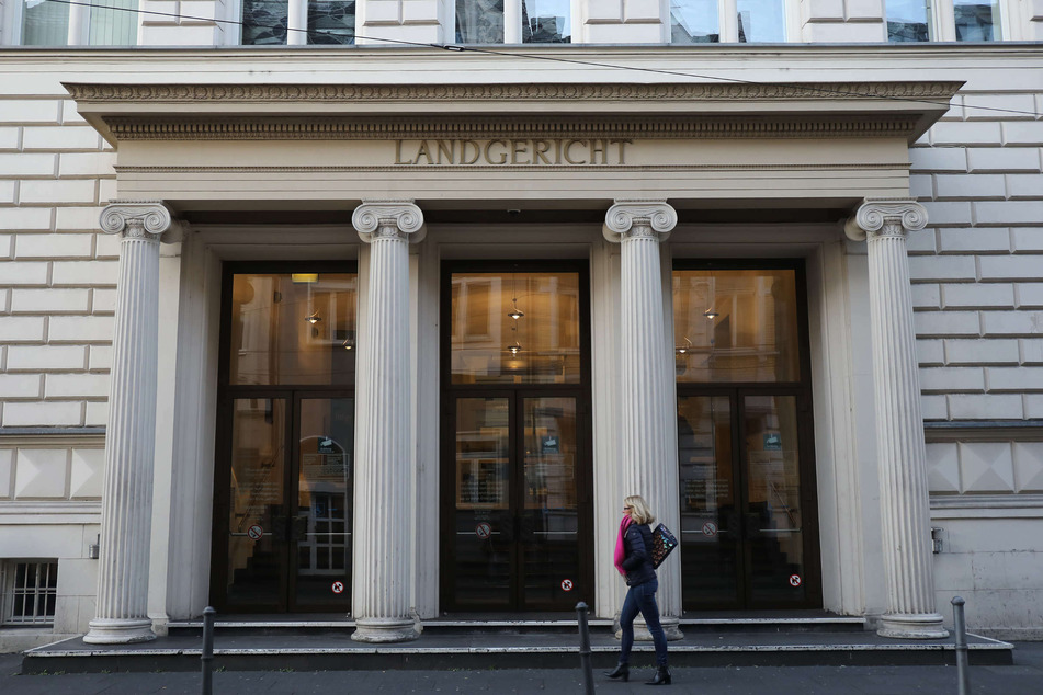 Der Eingang des Bonner Landgerichts. Im Streit zwischen dem Bund und mehreren Firmen um die Bezahlung von Schutzmasken hat das Landgericht Bonn die Klage eines Lieferanten abgewiesen. (Archivbild)