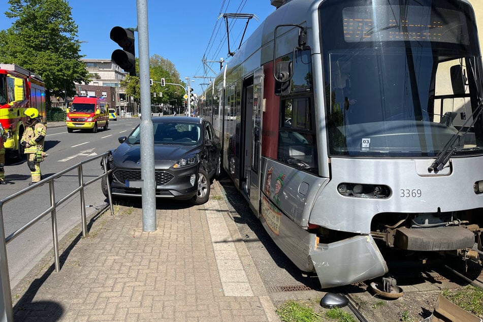 Durch den Zusammenstoß zwischen dem Auto und einer Straßenbahn wurden zwei Menschen leicht verletzt.