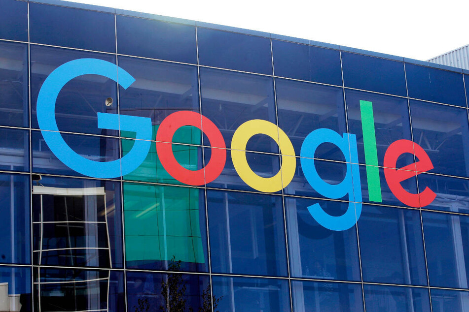 Das Logo von Google an der Fassade des Hauptsitzes in den USA. Der Suchmaschinen-Gigant hat den Ermittlern im Fall der vermissten Rebecca Reusch Daten zur Verfügung gestellt, die bei der Aufklärung helfen könnten.