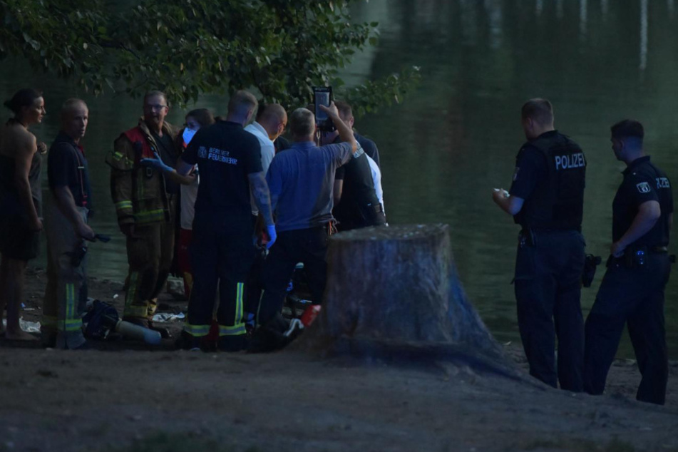 Rettungskräfte an der Unfallstelle.
