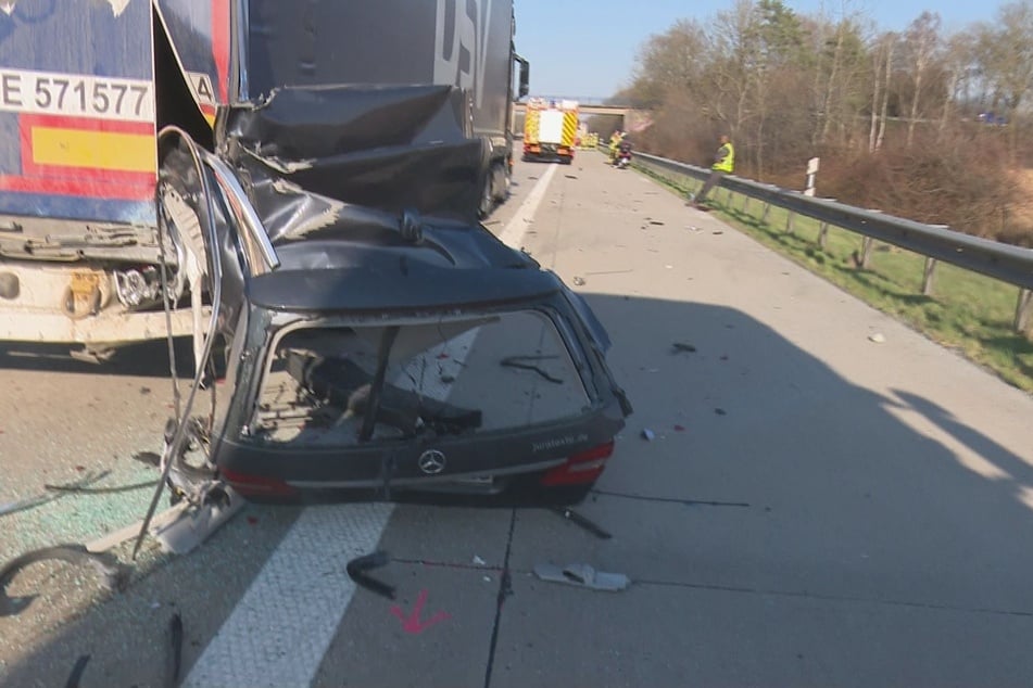 Ein Mercedes ist auf der A1 in einen Lastwagen gekracht.