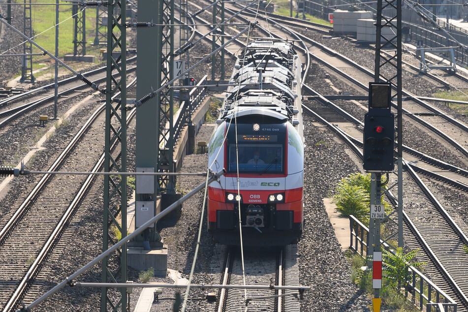 Der Mann sprang auf einen Zug der österreichischen Bahn auf und fuhr für kurze Zeit außen mit. (Symbolfoto)