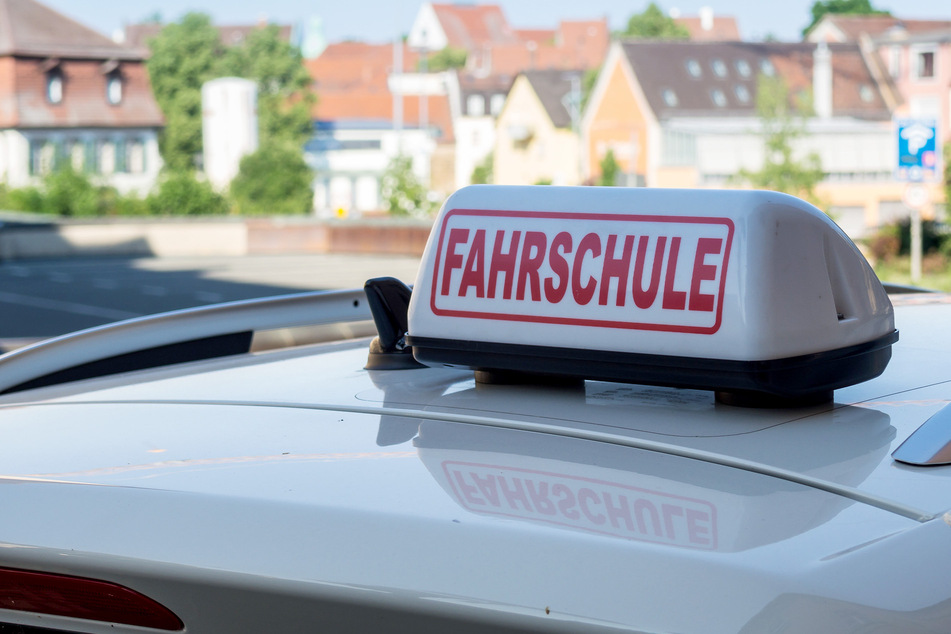 Weil der Fahrschüler zu schnell unterwegs war, bremste der Lehrer den Wagen. Der 36-jährige Fahrer rauschte anschließend in eine Leitplanke. (Symbolbild)