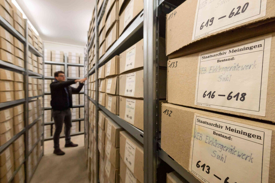 Ein Mitarbeiter wuselt in einem Stasi-Archiv. (Symbolbild)