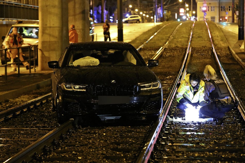 An der Löbtauer Straße kam der BMW-Fahrer von der Fahrbahn ab und landete auf den Schienen der Straßenbahn.