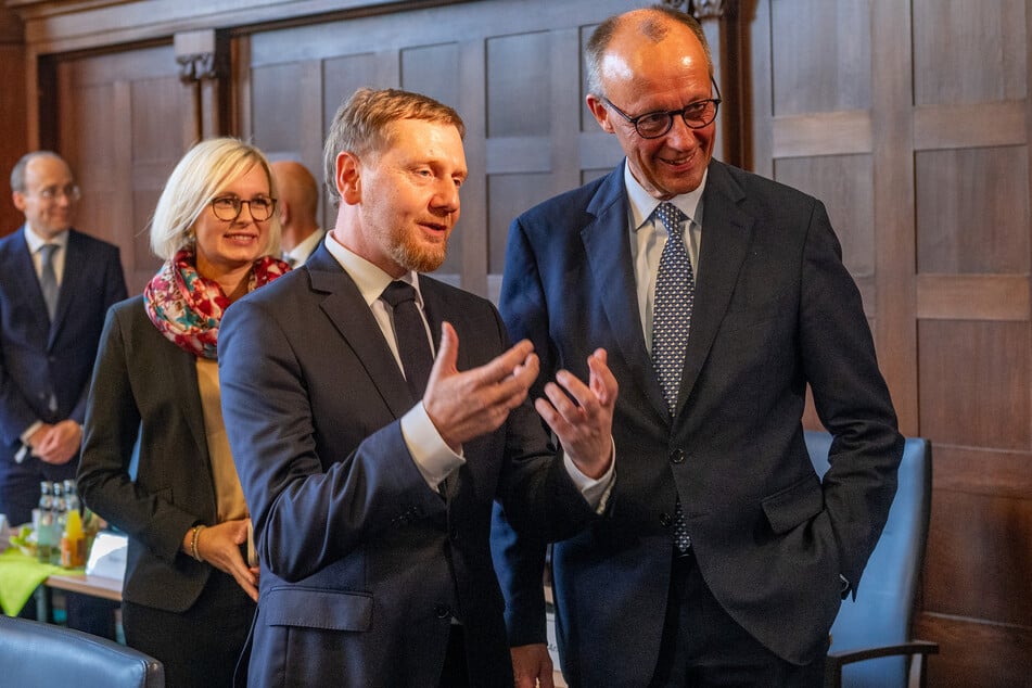 Sachsens Ministerpräsident Michael Kretschmer (50, CDU, l.) empfing gestern Bundeskanzler Friedrich Merz (69, CDU) in der Staatskanzlei.