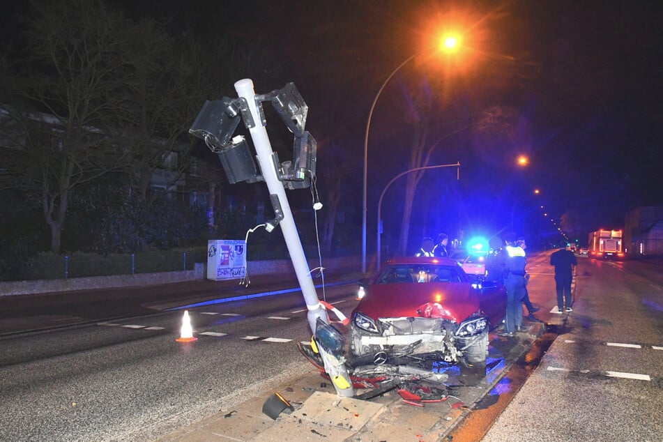 In der Nacht von Freitag auf Samstag ist ein Mercedes bei einem Unfall in Hamburg gegen eine Ampel gefahren.