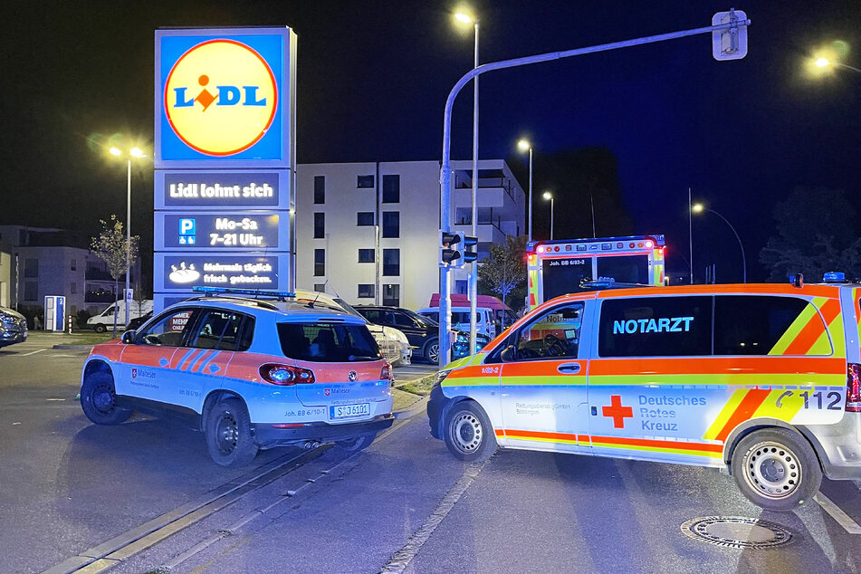 Rettungsdienst, Notarzt und Feuerwehr waren am Samstagabend im Böblinger Lidl im Einsatz.