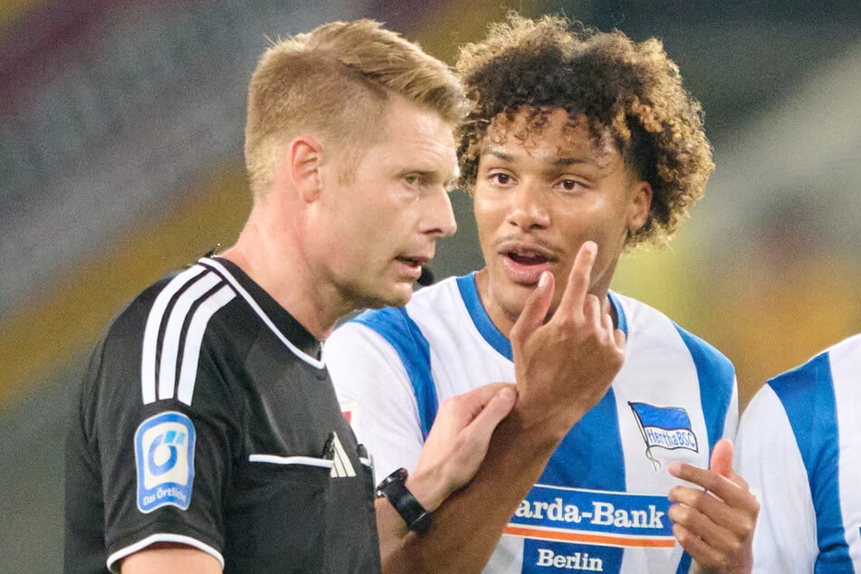 Klärungsbedarf zwischen Schiedsrichter Christian Dingert (46, l.) und Oluwaseun Adewumi.