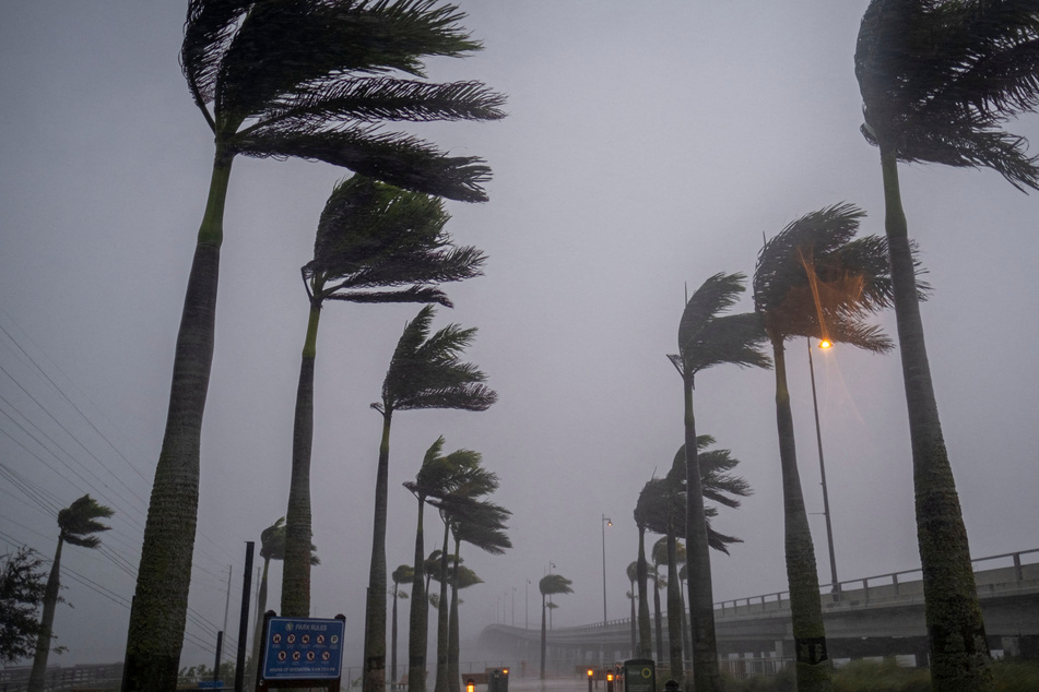 tHeavy winds hit Charlotte Harbor, Florida during Hurricane Ian.