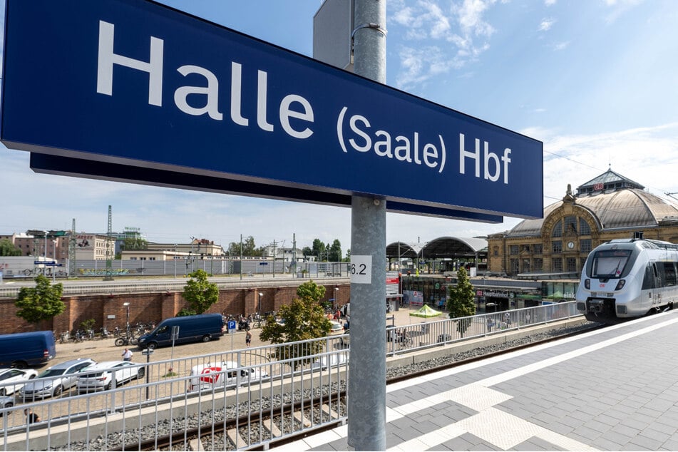 Das fand die Polizei gar nicht lustig: Dagegen uriniert ein Mann in Sachsen-Anhalt ungeniert