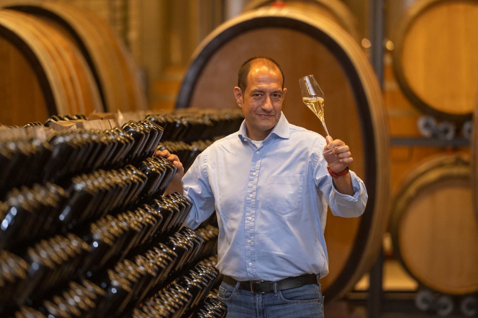 Kellermeister Jürgen Aumüller (49) präsentiert stolz den neuen Spitzensekt "Bussard Royal Reserve brut".