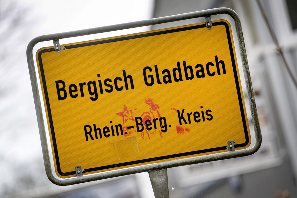 Ein im Missbrauchskomplex Bergisch Gladbach angeklagter Familienvater will seiner Tochter 50.000 Euro als "Schadenswiedergutmachung" auf ein Konto einzahlen.