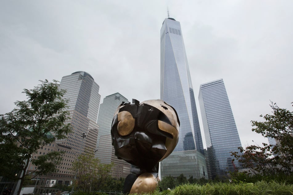 "The Sphere" ist im Liberty Park an der 9/11 Gedenkstätte aufgestellt.