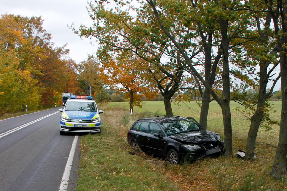 Bei dem Aufprall wurden die beiden Insassen leicht verletzt.