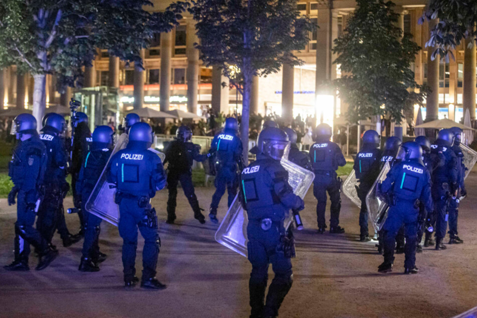 Bei Auseinandersetzungen mit der Polizei haben dutzende gewalttätige Kleingruppen die Innenstadt verwüstet und mehrere Beamte verletzt.
