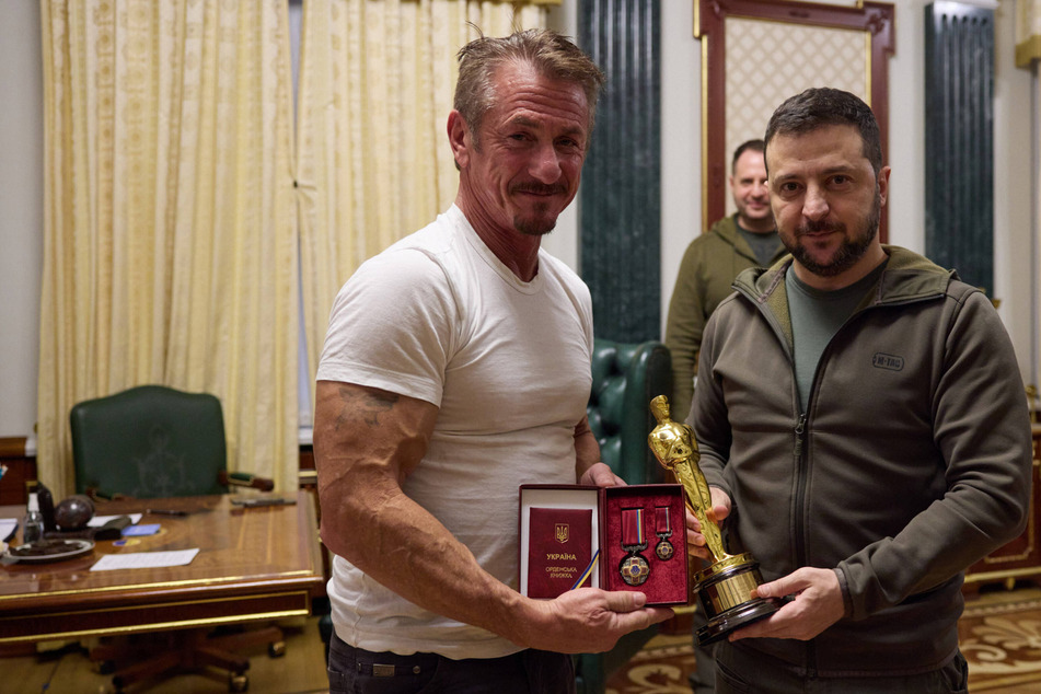 Sean Penn gives one of his Oscars to Volodymyr Zelensky