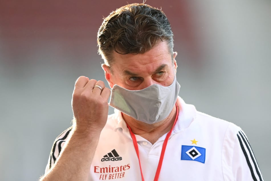 HSV-Coach Dieter Hecking muss die Niederlage in Stuttgart noch verarbeiten.