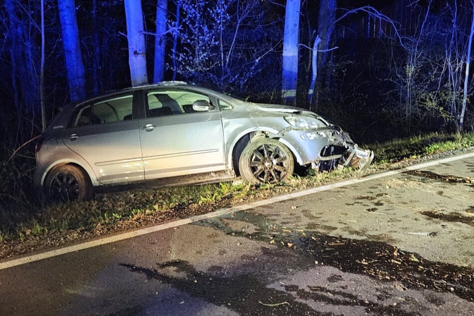 Beide Insassen des VWs sind mit Verletzungen in ein Krankenhaus gekommen.