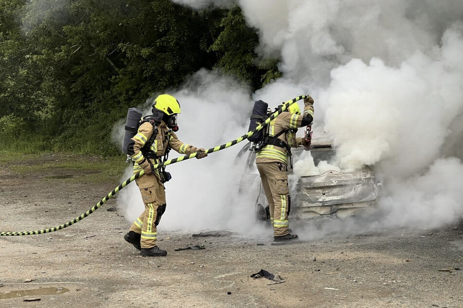 Die Feuerwehr konnte das Auto nicht mehr retten.