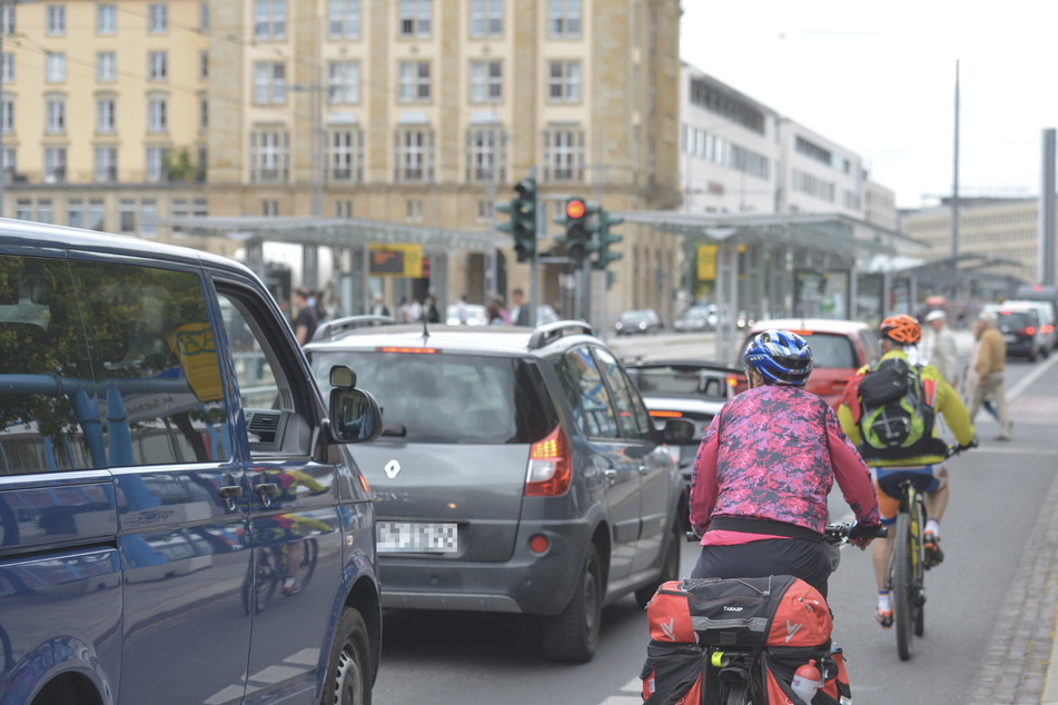 Flucht vom Unfallort am Altmarkt! Frauen verletzen sich während Stadtrundfahrt