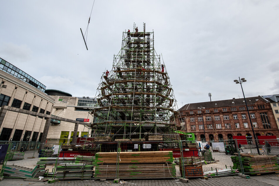 Das Trägergerüst für den Baum entsteht.