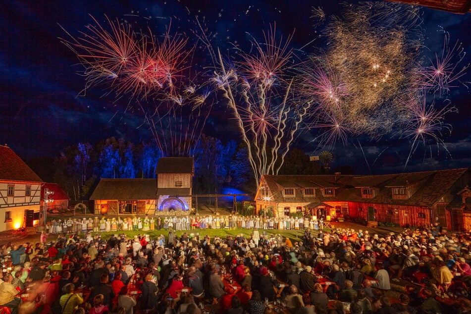 Mit einem Feuerwerk endete die Premiere der Krabat-Festspiele in Schwarzkollm.