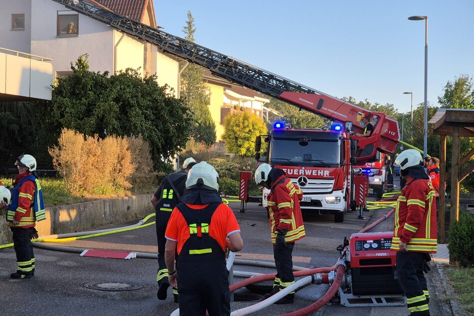 Insgesamt rückten 83 Feuerwehrleute zum Einsatzort an.