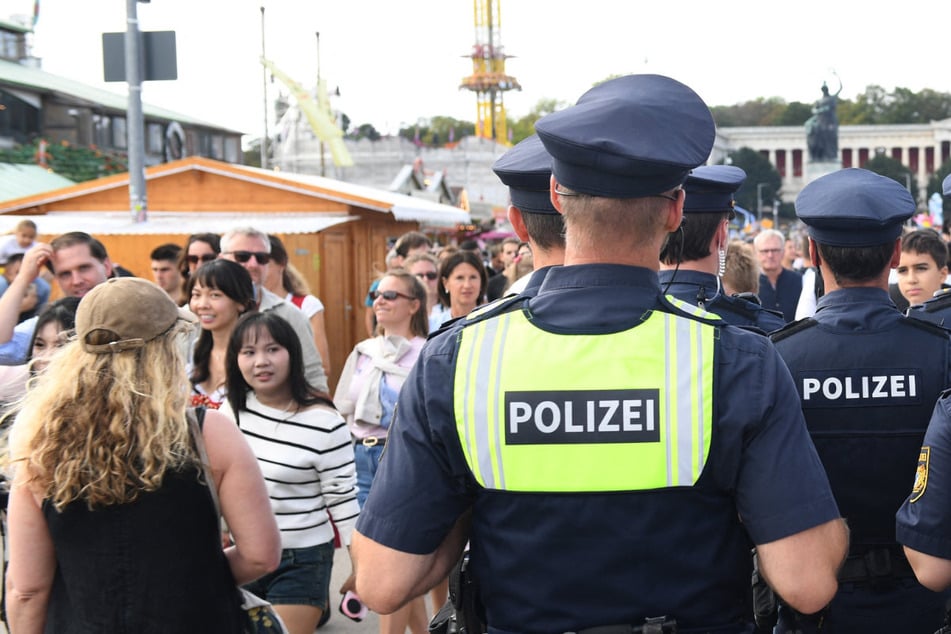"Direkt neba eana zum Biesln hig'stellt": Münchner Polizei veröffentlicht Wiesn-Meldungen auf "Boarisch"