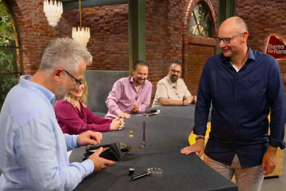 Am Ende werden Wunschpreis und Expertise deutlich verfehlt: Jan Cizek (50) zahlt nur 350 Euro für das antike Messinstrument.