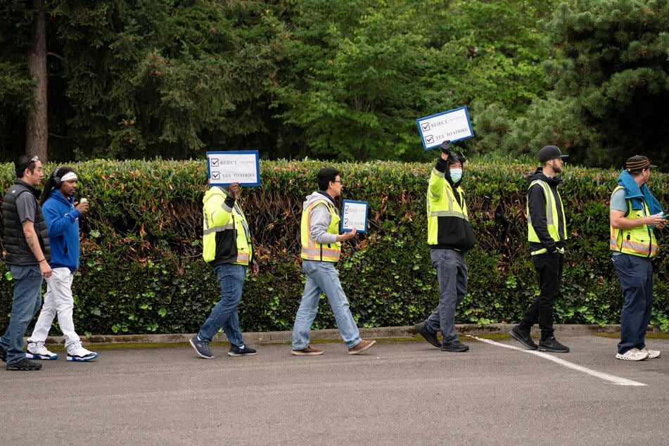 Boeing faces potential strike as Seattle workers kick off early voting