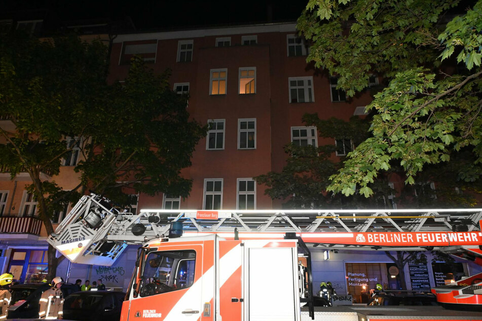 In einem Mehrfamilienhaus in der Bötzowstraße im Prenzlauer Berg geriet eine Küche in Brand.