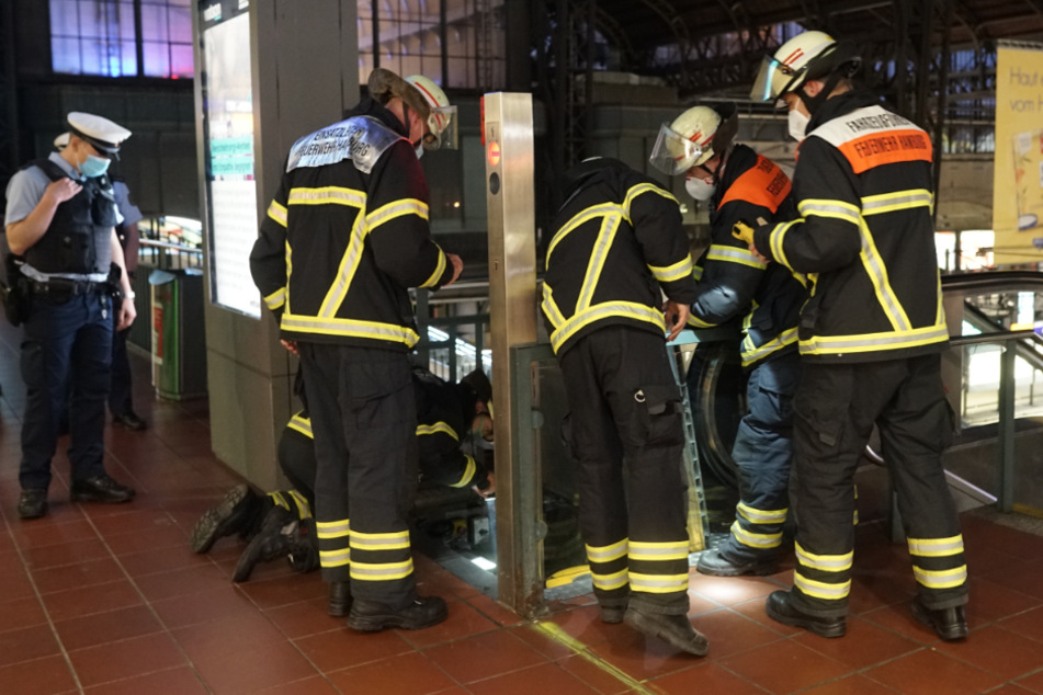 Die Einsatzkräfte mussten zunächst nach dem Brandherd suchen.