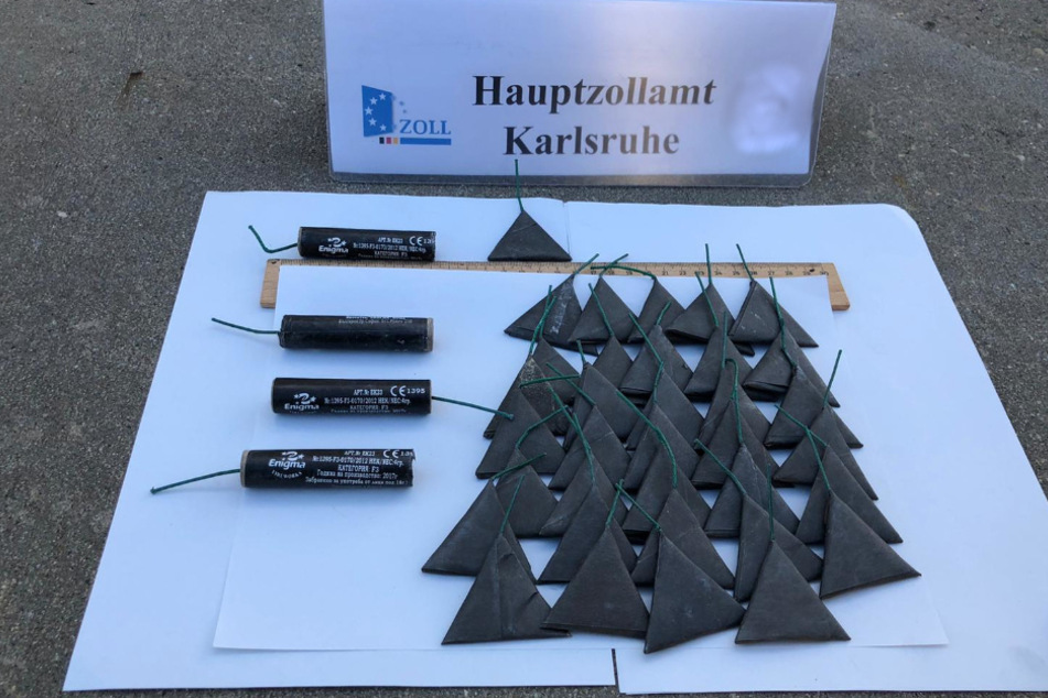 Die illegalen Böller waren im ganzen Auto des Mannes verteilt.