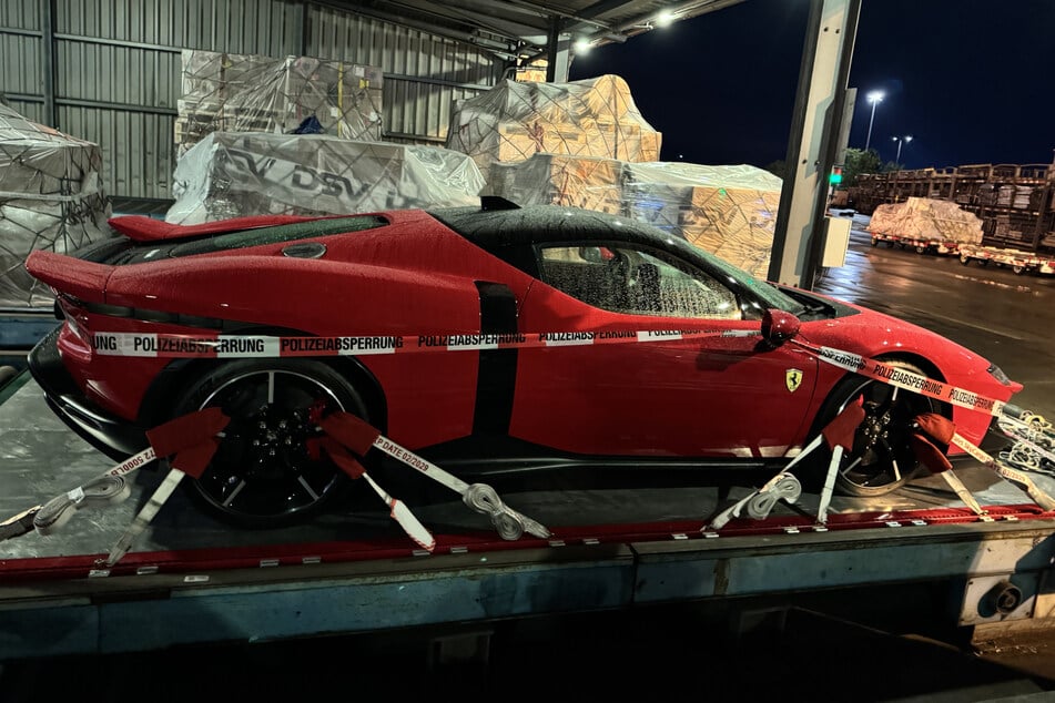 Der sichergestellte Ferrari Testarossa bringt es auf satte 1050 PS und erreicht eine Höchstgeschwindigkeit von mehr als 330 Kilometer pro Stunde.