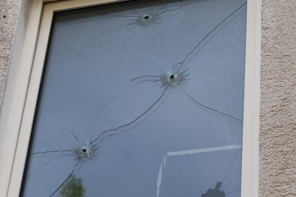 Ein Fenster des Wohnhauses wurde durch mehrere Schüsse beschädigt.