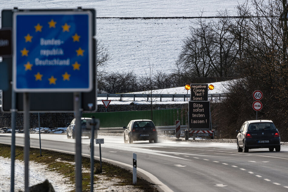 Hinweisschilder mit der Aufschrift "negativer Corona-Test? Bitte sofort testen lassen!" stehen kurz hinter der deutsch-tschechischen Grenze in Deutschland.