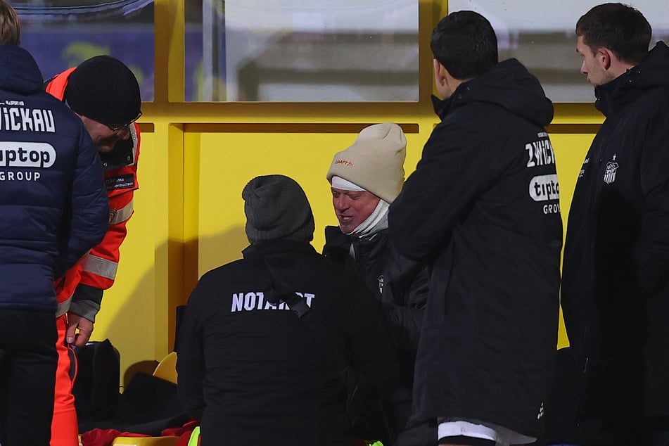 FSV-Zwickau-Busfahrer Stephan Mildner wurde nach dem Becherwurf getackert und saß danach wieder auf der Bank.