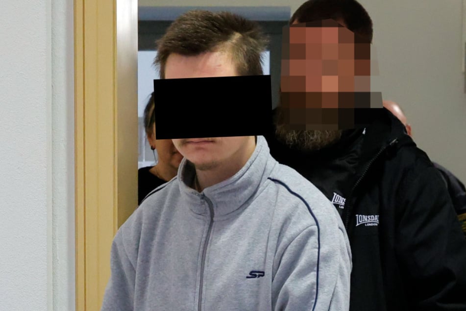 Der mutmaßliche Täter Daniel N. (24) wurde in Handschellen in den Sitzungssaal geführt, durfte sie später jedoch abnehmen.