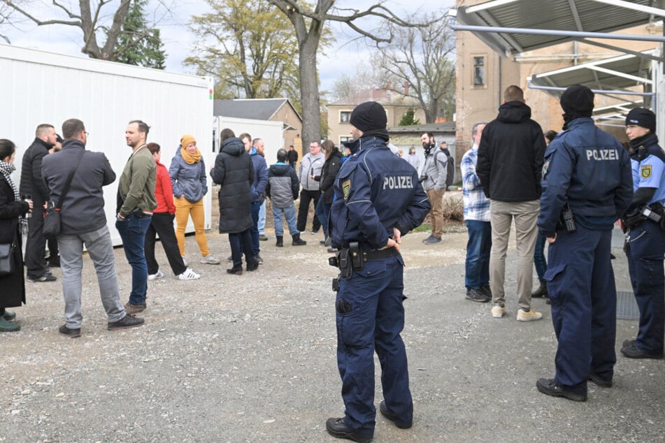 Unter Polizeischutz durften sich am Wochenende alle Interessierten das neue Containerdorf ansehen.