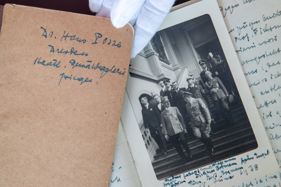 Unter anderem Hans Posse (l.) geht mit Adolf Hitler (M.) 1938 durch die Dresdner Gemäldegalerie.