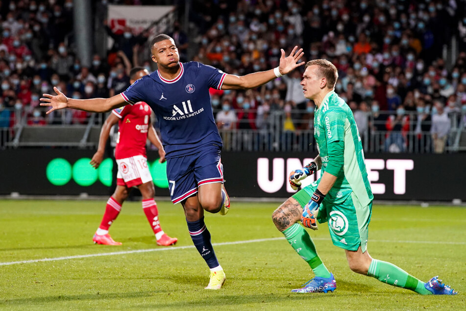 Kylian Mbappe (22, l.) hat seinen auslaufenden Vertrag bei Paris Saint-Germain bislang noch nicht verlängert.