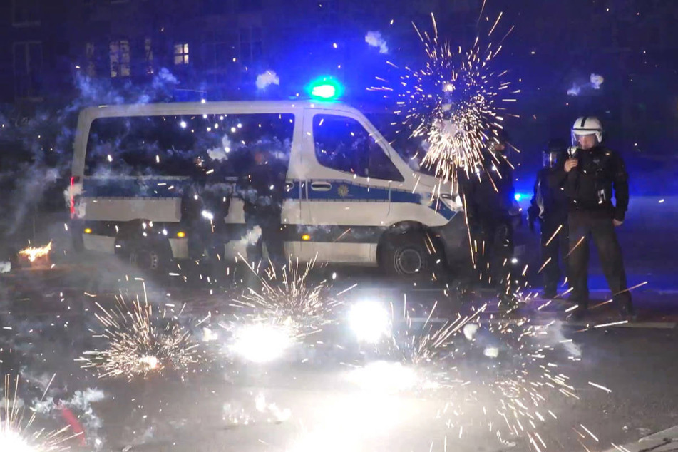 In Berlin sind Polizeibeamte in der Silvesternacht immer wieder mit Böllern und Raketen beschossen worden.